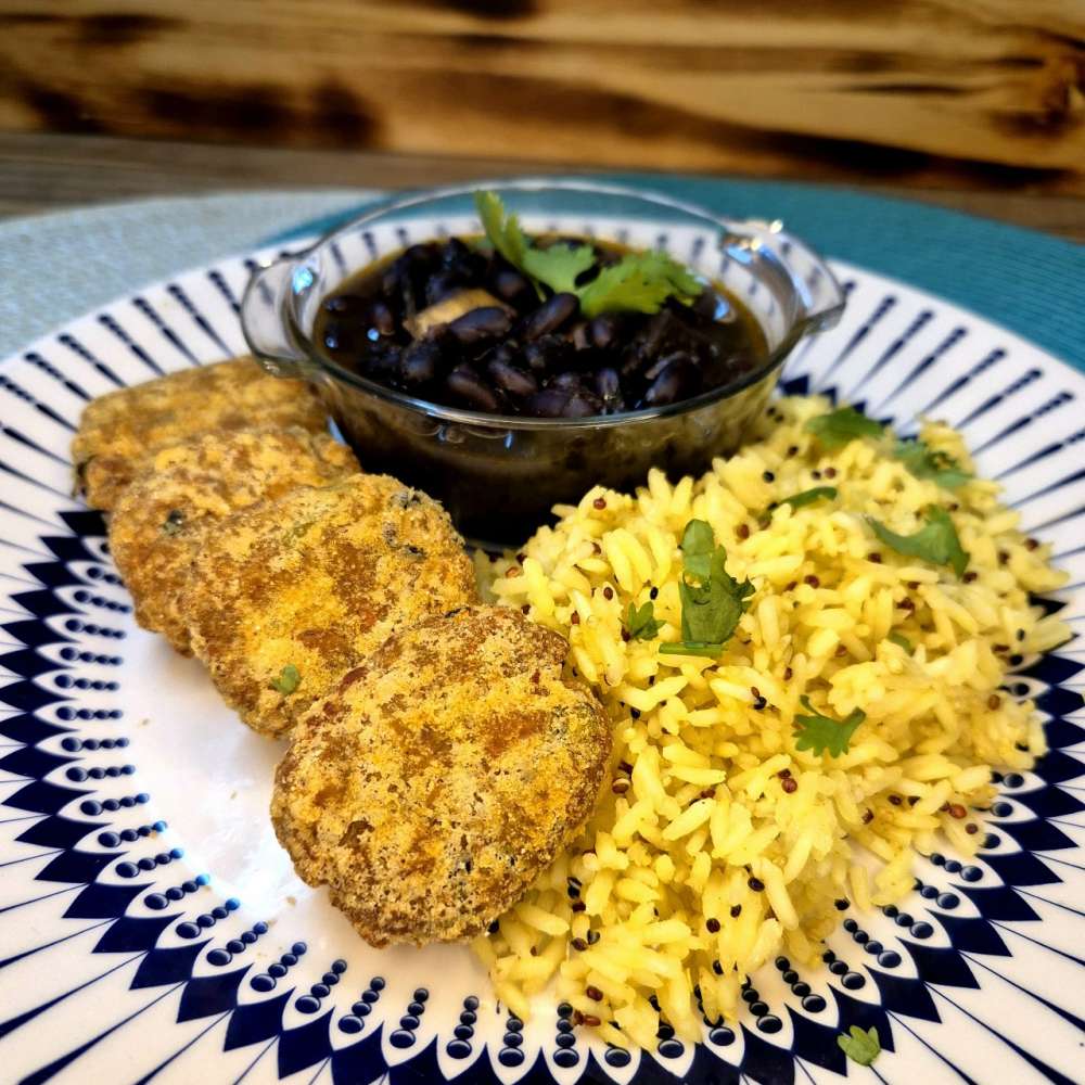 nuggets veg, arroz e feijão